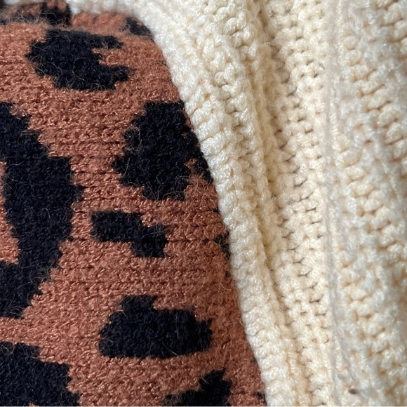 Dee Elly Black Cream Leopard Cheetah Contrast
Sleeve Cozy Sweater Size Small - Picture 6 of 6